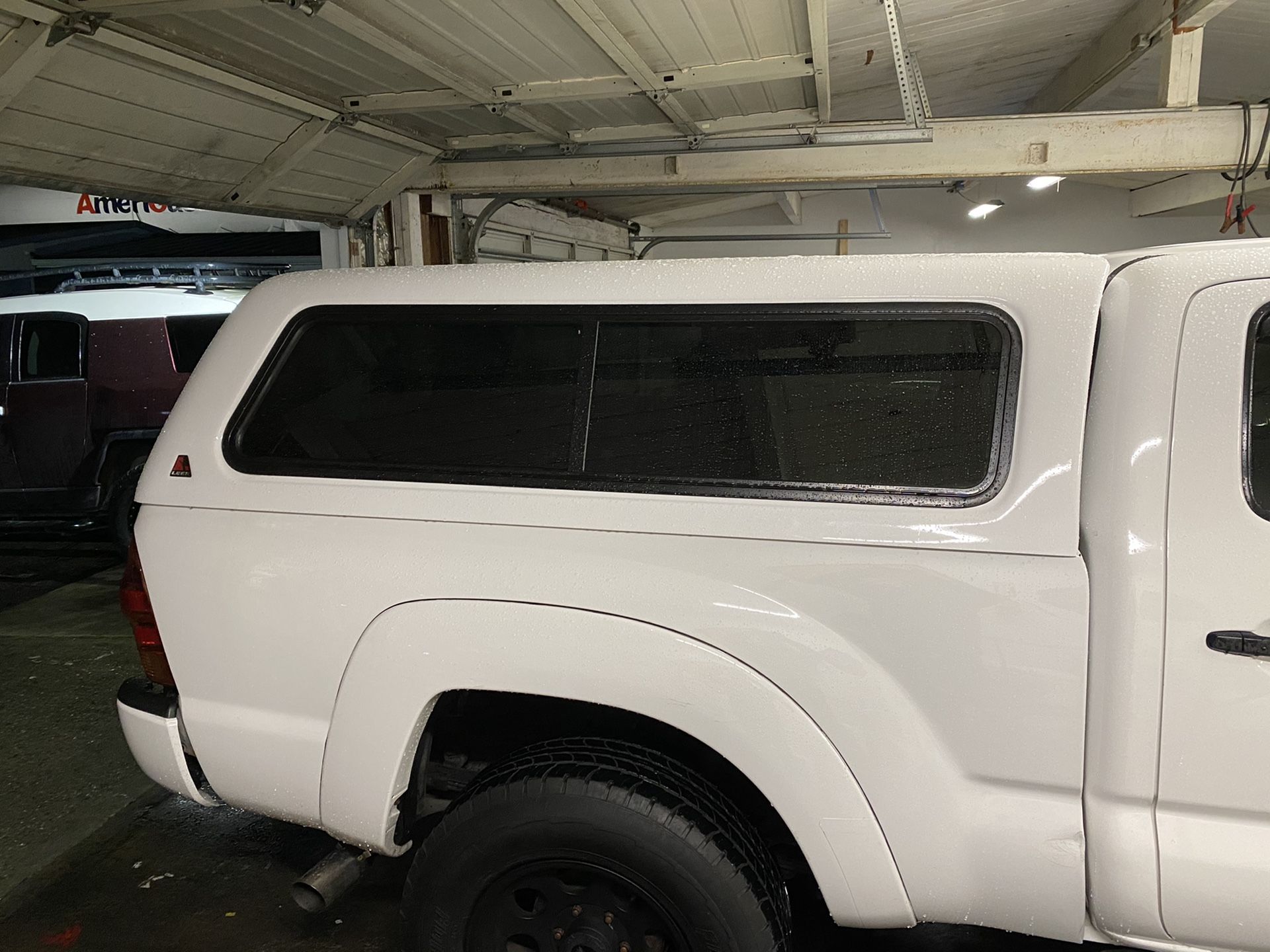 6’ leer camper shell with sliding windows / like new condition