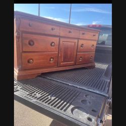 🥰🎁VINTAGE SOLID WOOD-9 DRAWER BROYHILL BRAND DRESSER AND TRIPLE  MIRROR🎁