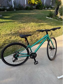 Cannondale Quick 2 bike with helmet