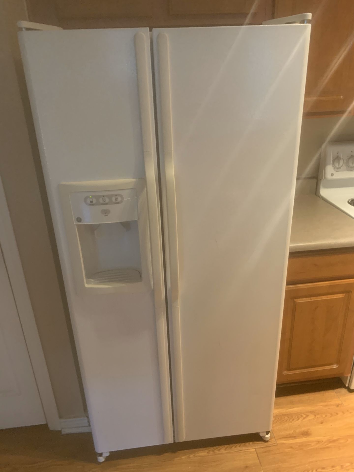 GEGENERAL ELECTRIC SIDEBYSIDE REFRIGERATOR. ICE AND WATER DISPENSER VERY COLD!! CLEAN