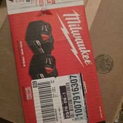 Milwaukee  Battery  Set