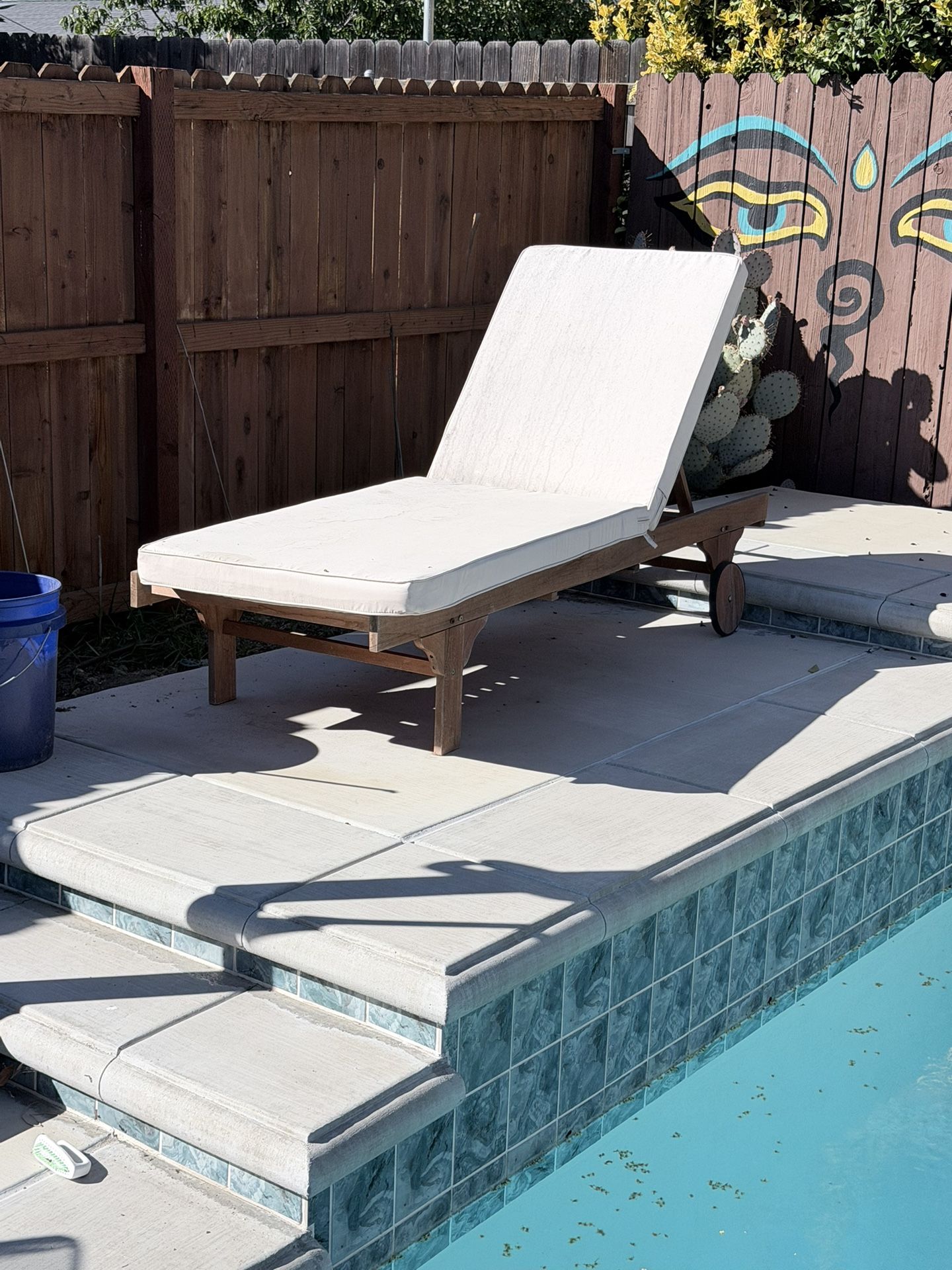 Lounge Chair. Free