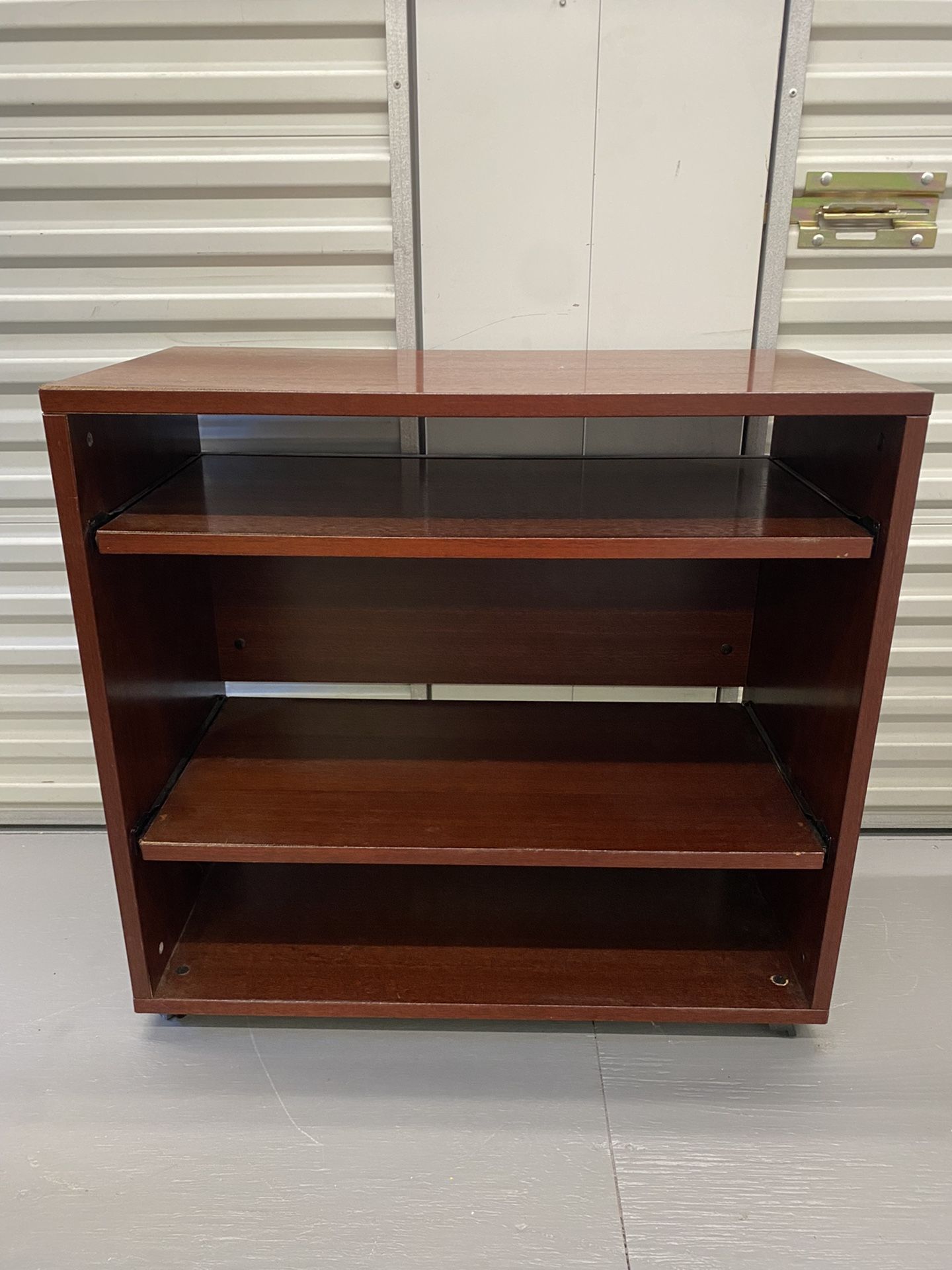 Sliding shelf cabinet
