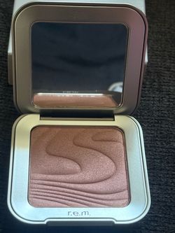 r.e.m. Beauty highlighter Compact with Mirror