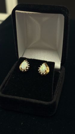 14k 2.7G opal dia accent earrings