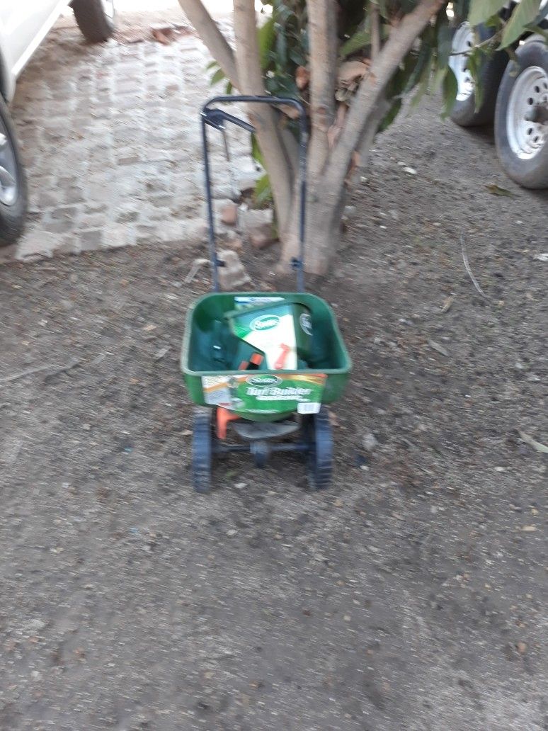 Seed And Fertilizer Spreader