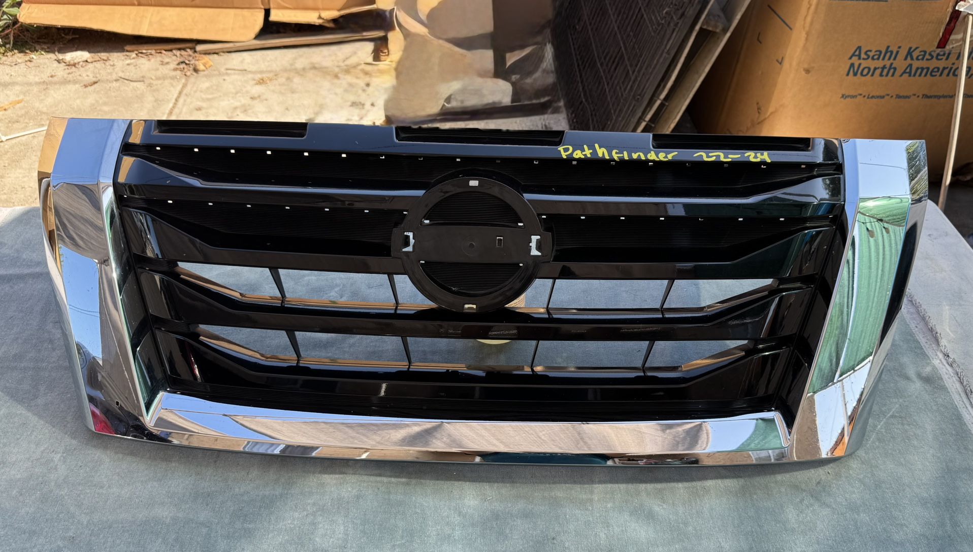 NISSAN PATHFINDER GRILLE OEM (2022 -2024)
