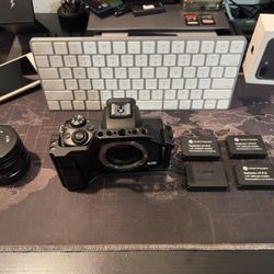 Canon Eos M50 Mark I With 35mm F1.4 Lens And 4 Batteries 