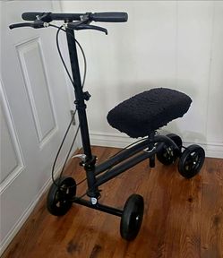 KNEEROVER KNEE SCOOTER/WALKER. MATTE BLACK. FOLDABLE. ADJUSTABLE. DUAL BRAKES. EXCELLENT CONDITION!