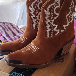 Women's Size 7 w Boots 
