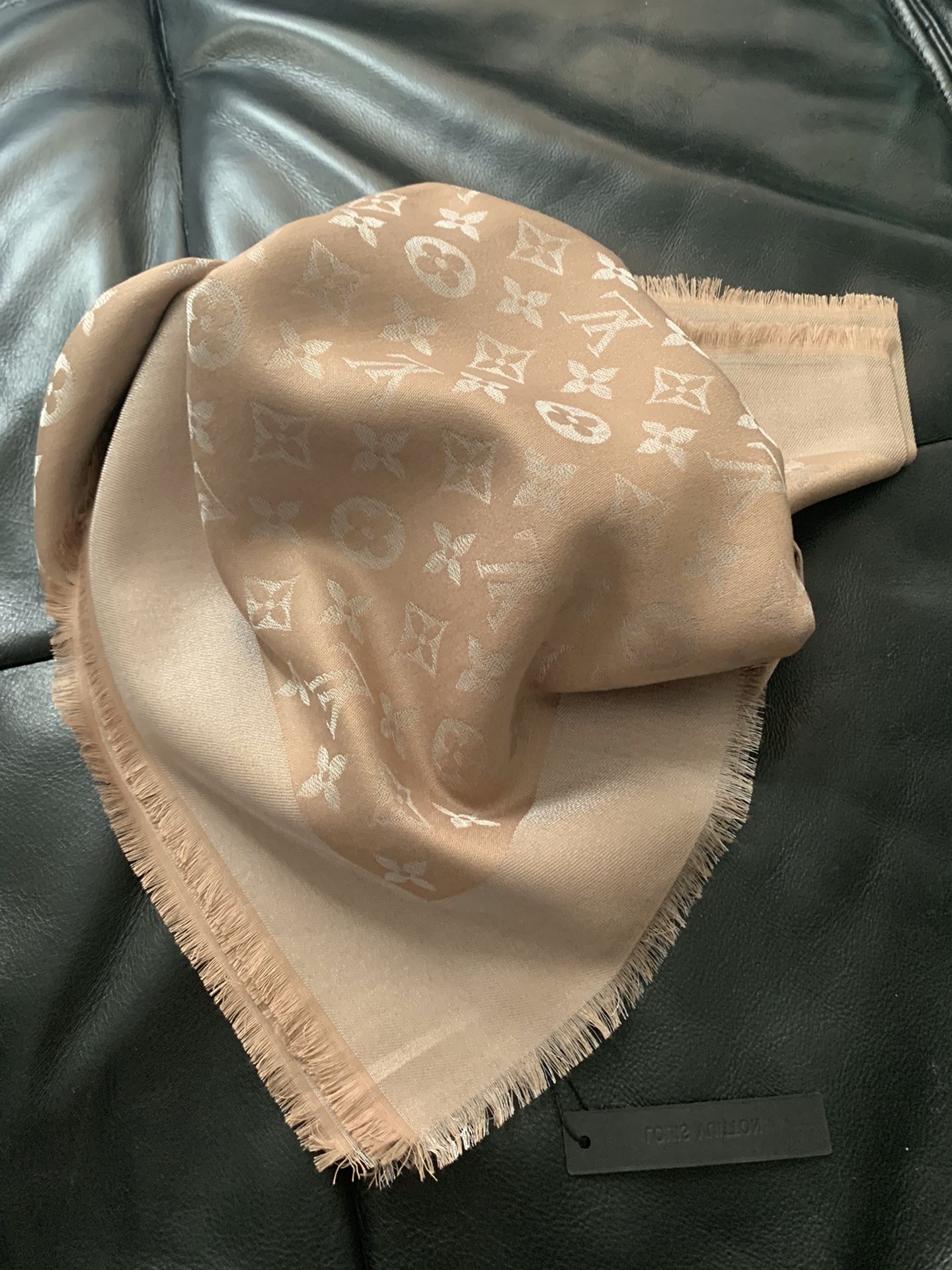 Auth Louis Vuitton scarf 140/140
