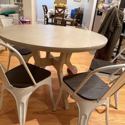 Table With The 4 Chairs 