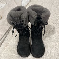 Women’s UGG Size 8. Very Warm On The Inside.