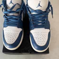AIR JORDAN 1’s LOW SE (10.5)