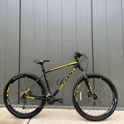 Giant Talon 2 – 29” Hardtail Mountain Bike – Large Frame - Men’s Bicycle Trail MTB Alumunium