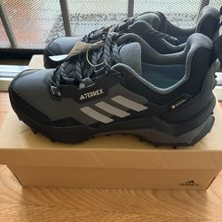 Adidas hiking woman shoe Size 7
