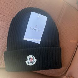 Black moncler beanie 