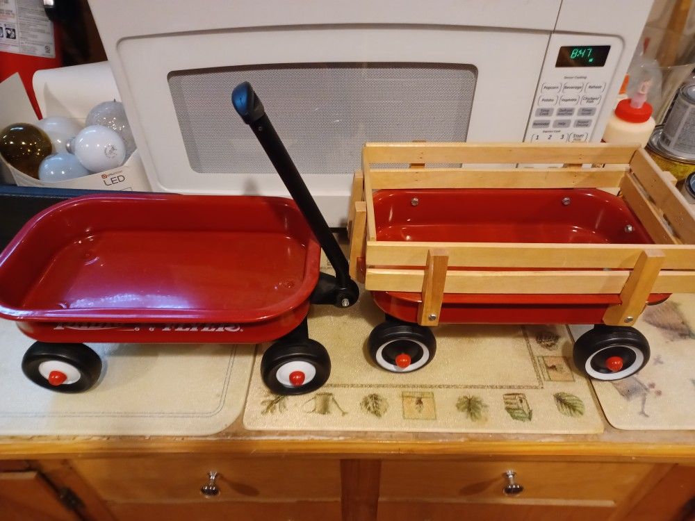 Trio Of Tabletop Steel Radio Flyer Wagons