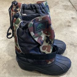 Camo Snow boots Size 4