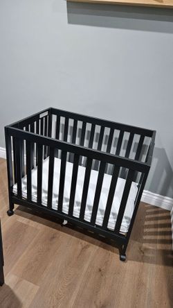 Rolling crib with mattress