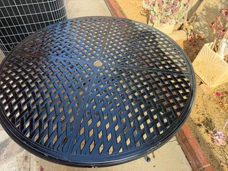 Round Cast Aluminum Patio Dining Table
