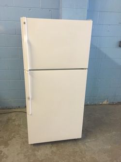 White 18 Cubic Foot Refrigerator