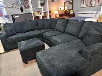 Stunning sectional! $999 📲🚨 Easy Financing!