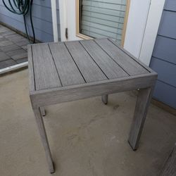 Grey outdoor end table - Rooms to Go - great condition - Solana Taupe collection - negotiable