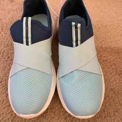 Women’s Size 10 Memory Foam Walking Shoe New 