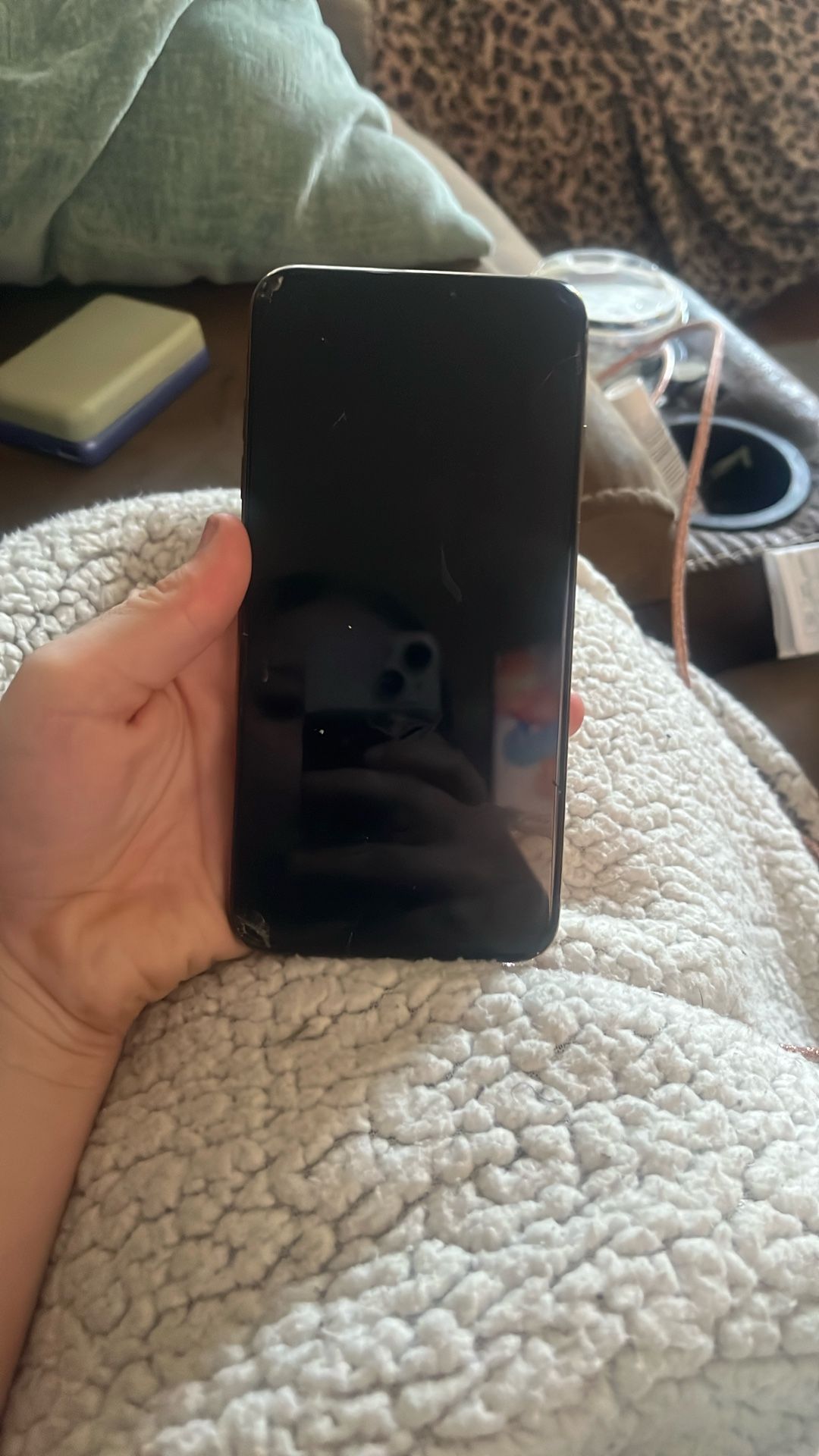 iPhone XS Max ( DOES NOT TURN ON)