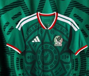 MENS ADIDAS MEXICO JERSEY SIZE SMALL IN MENS