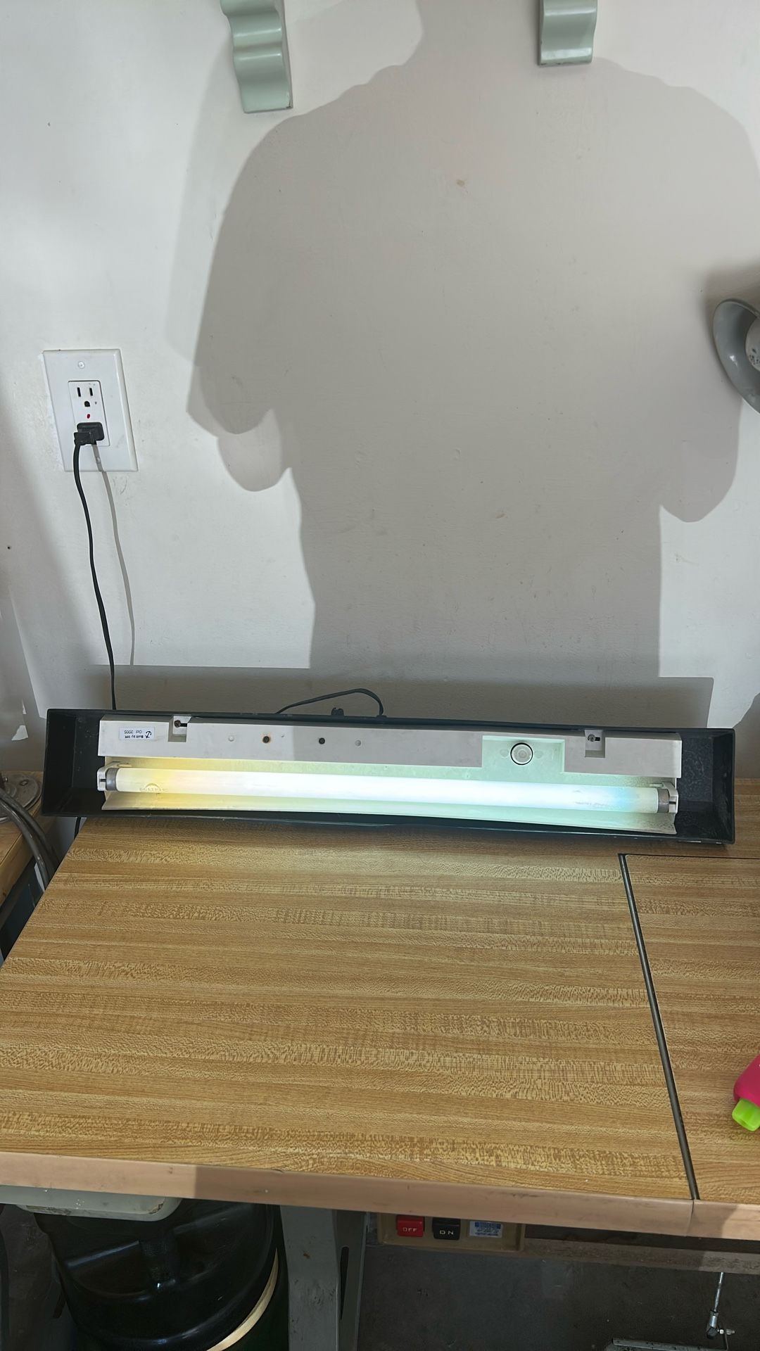 Fish Tank The Top Light Is 28 Inc