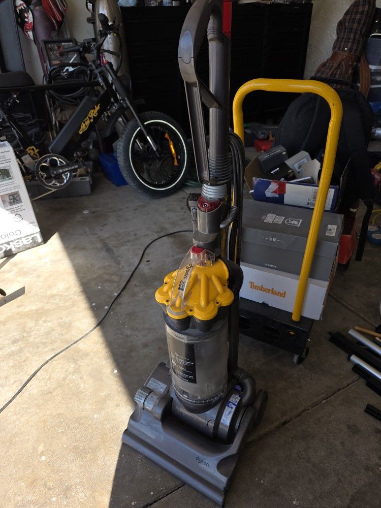 Dyson dc33 vacuum cleaner