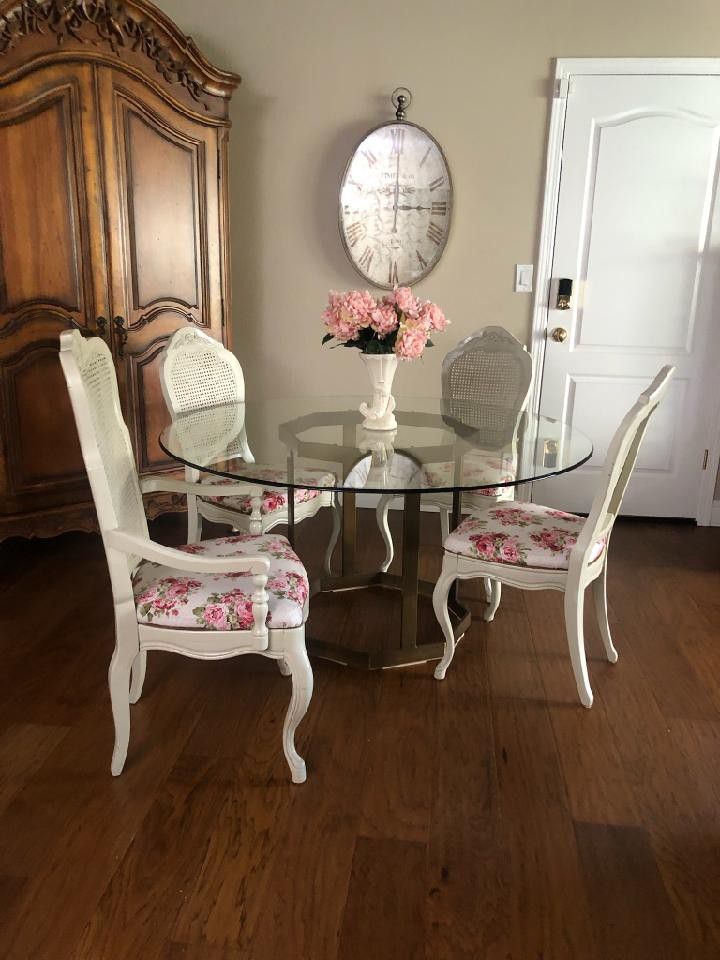 Dining Room Table & Chairs. 6 Chairs Total.
