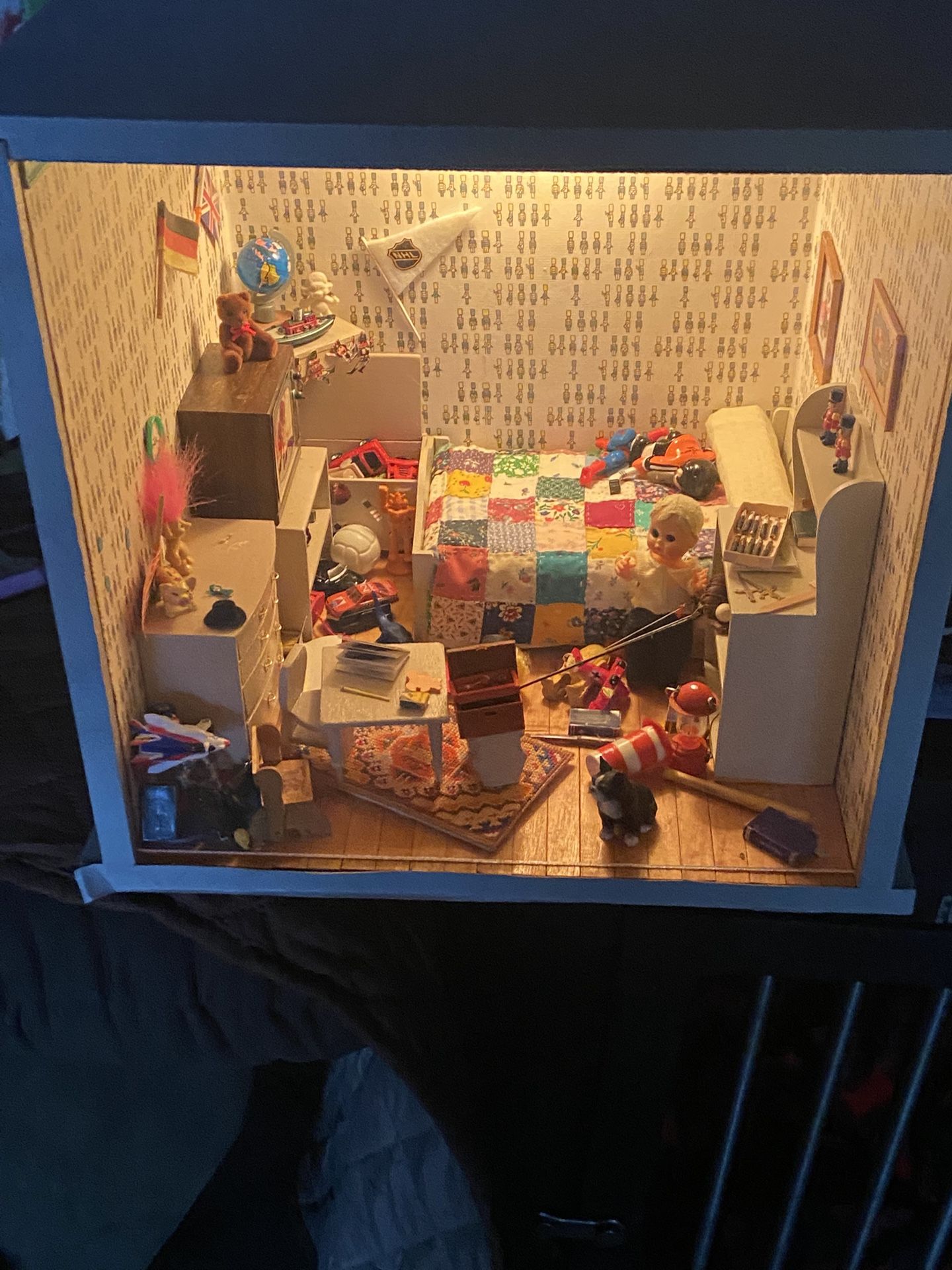 Vintage 12.5x12.5 Doll House W/miniature Doll, Furniture Metal Cars Lights Up Great For Christmas