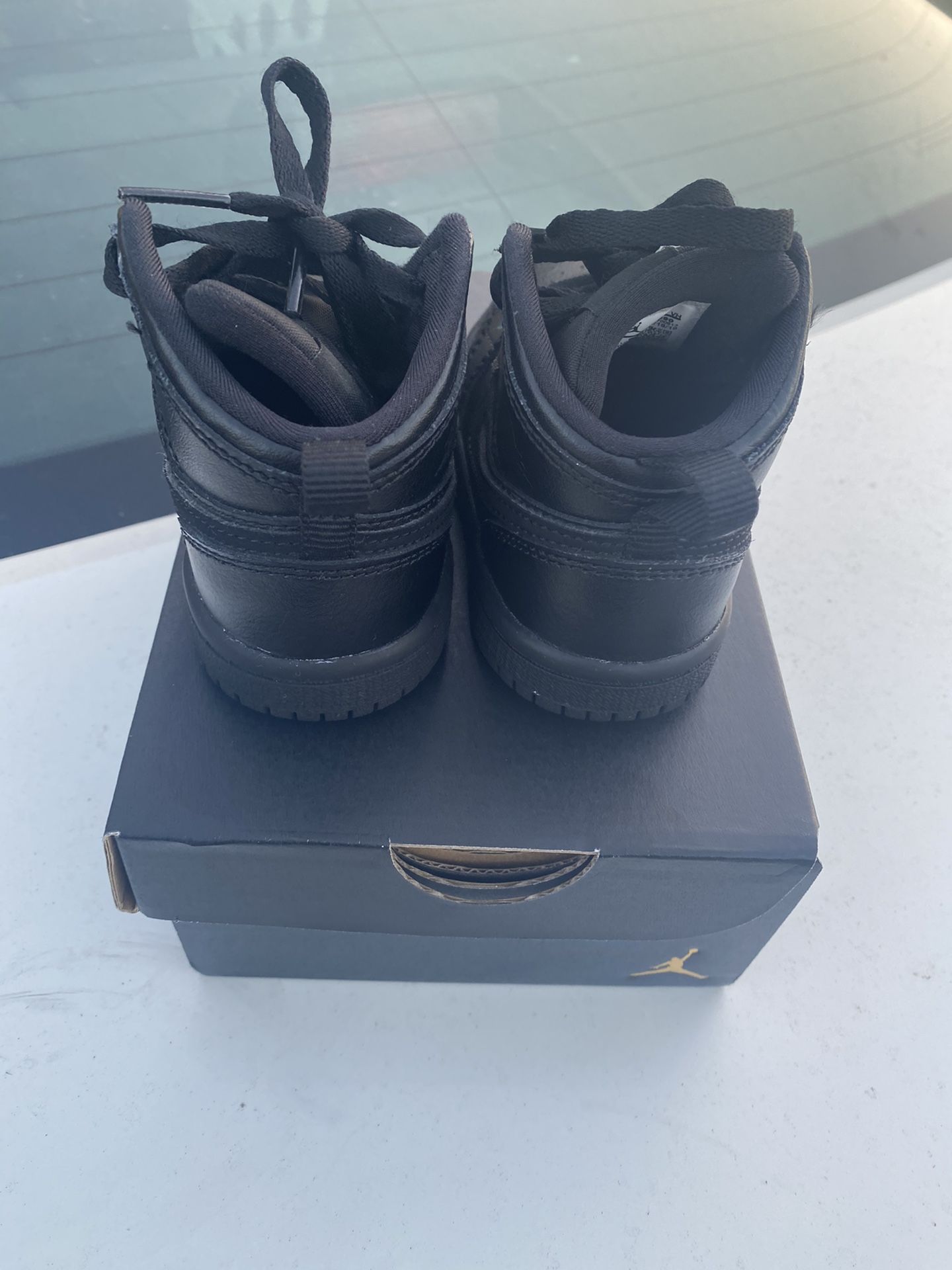 Jordan 1 mid Triple Black