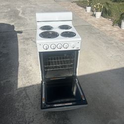 Estate Electric Stove 24in Including Baking Racks 