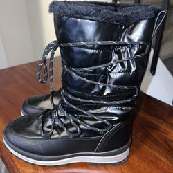 Women Insulated Faux Fur Snow Boots Size 8. Great Condition .