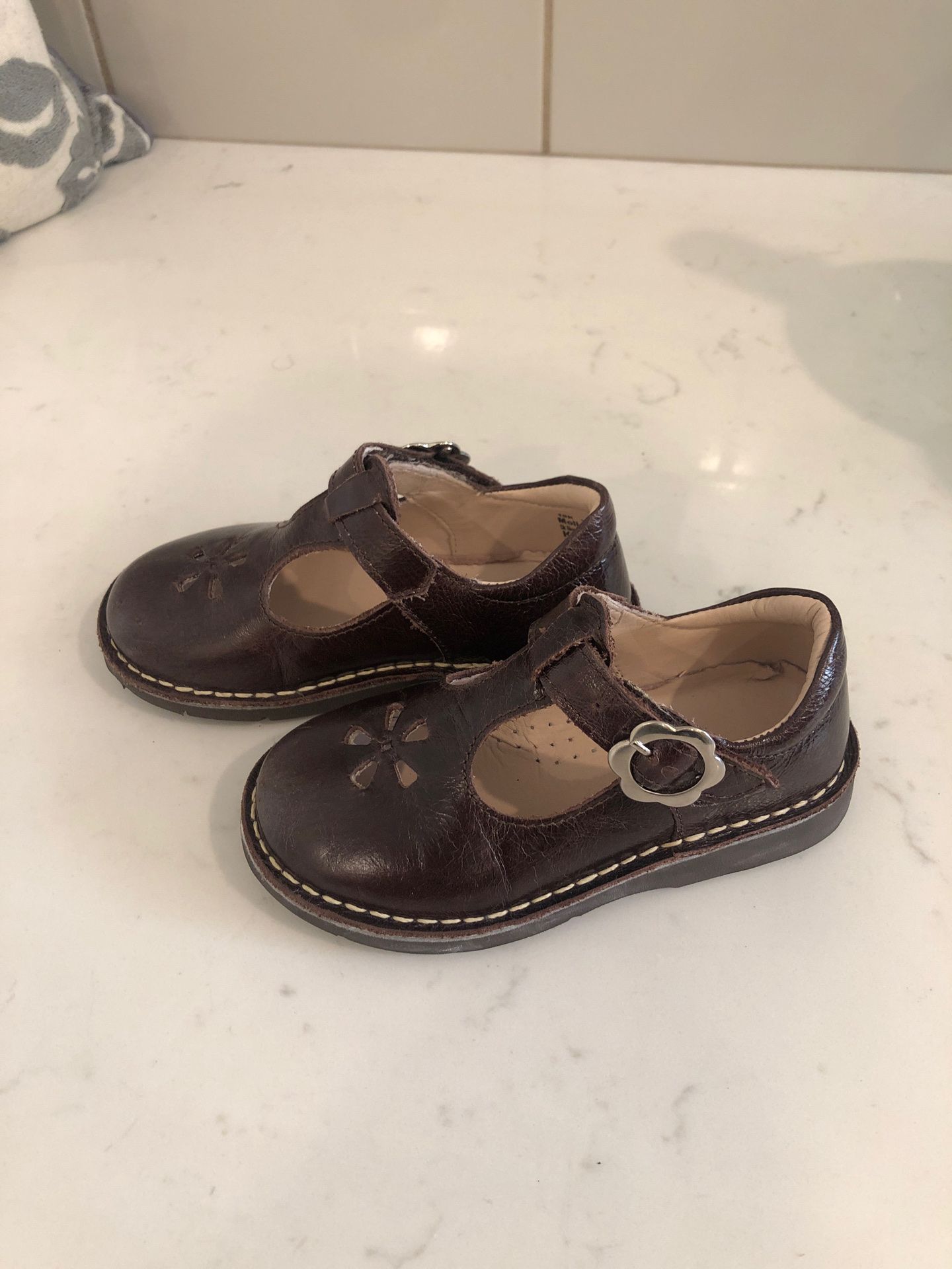 Girls kids leather Mary Jane brown shoes size 9 or UK 26