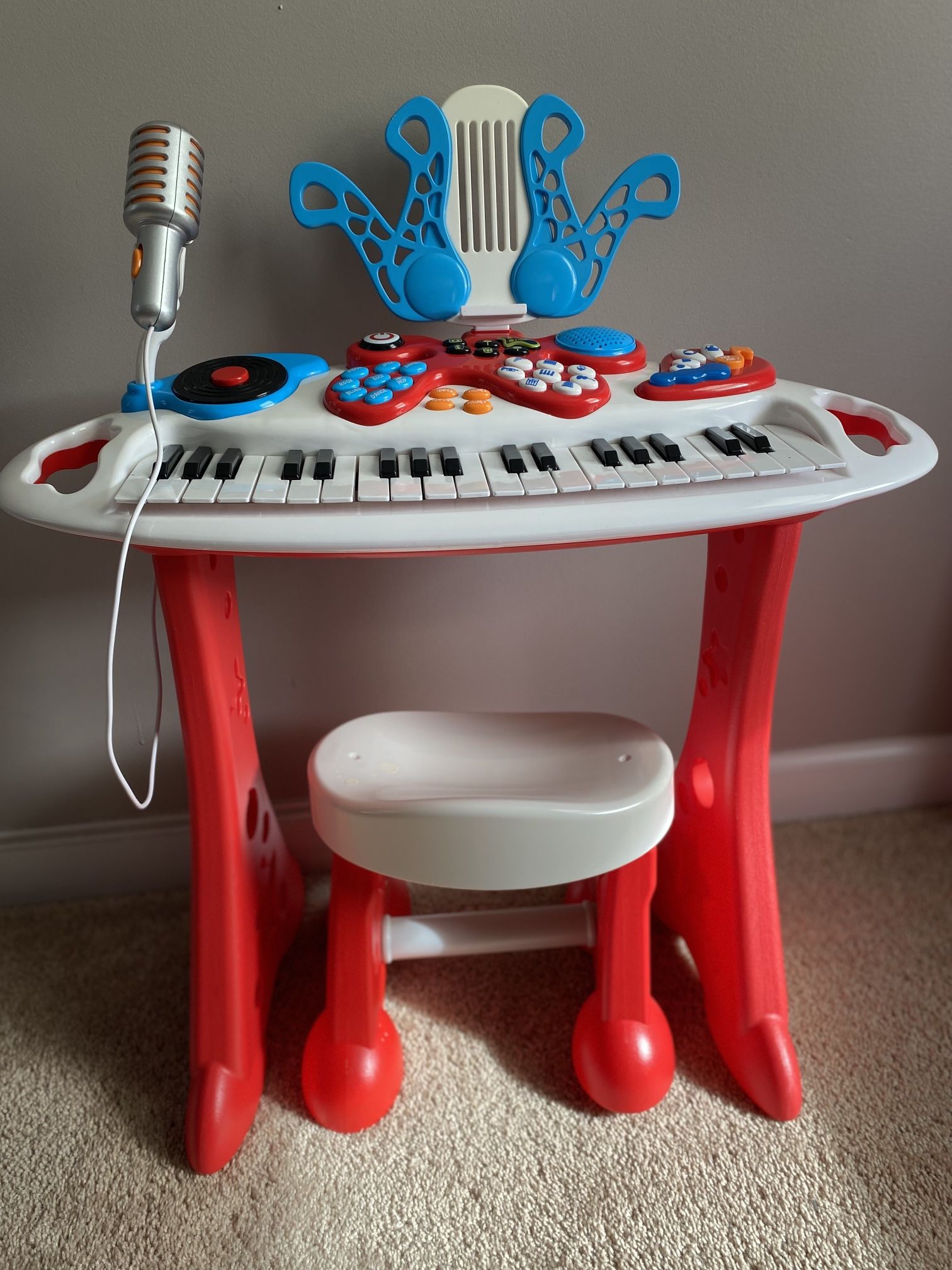 Kids Play Musical Keyboard 