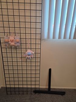 Grid wall unit with standing legs