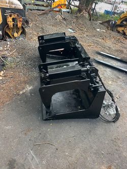60103A3 SKID STEER BUCKET 72 INCHES WIDE WITH GRAPPLE