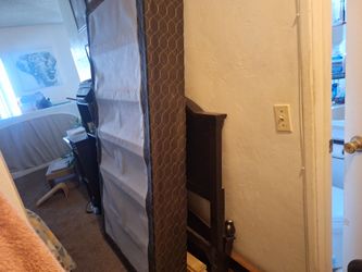Free twin bed whit mattress