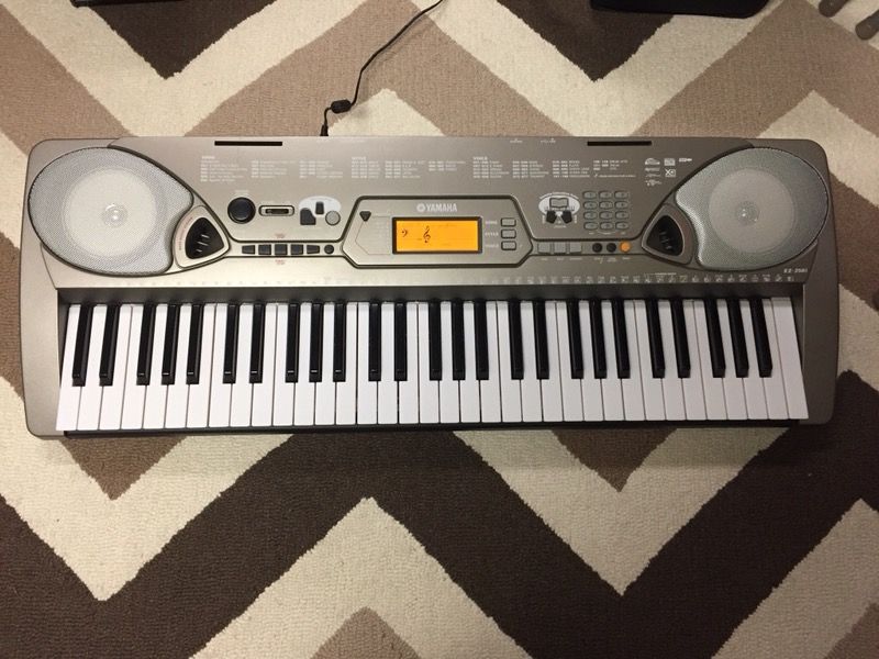 Yamaha EZ250i 61 Lighted Keys Electric Keyboard Works great