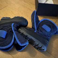 kids winter boots size 7 almost new