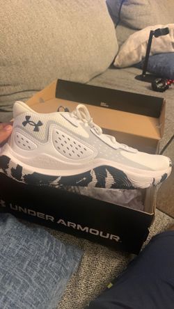Under Armour White Basketball Sneakers 9.5 in men