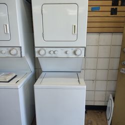 Whirlpool 120v Gas Stackable Washer And  Gas Dryer  In Excellent Working Condition 