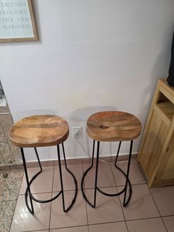 Modern Wood & Black Metal Stools – Set of 2
Banquitos Modernos de Madera y Metal Negro – Juego de 2