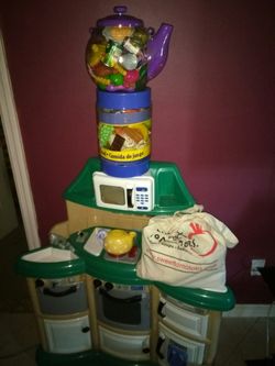 Play kitchen set with aot of accessories with it