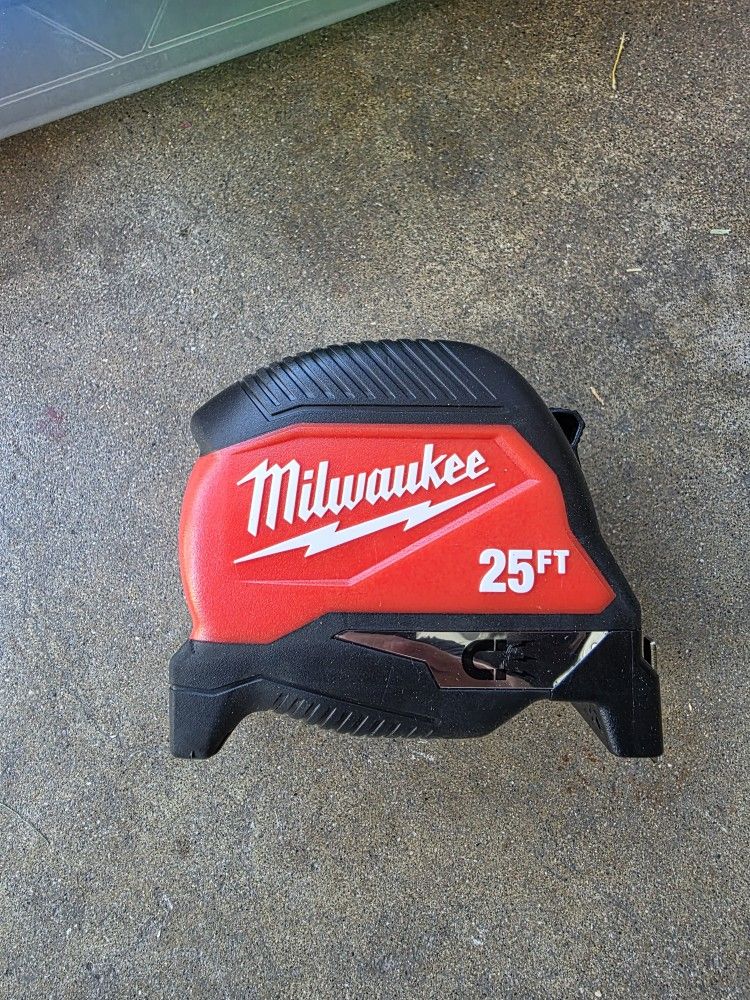 Milwaukee Tape Measure 25ft